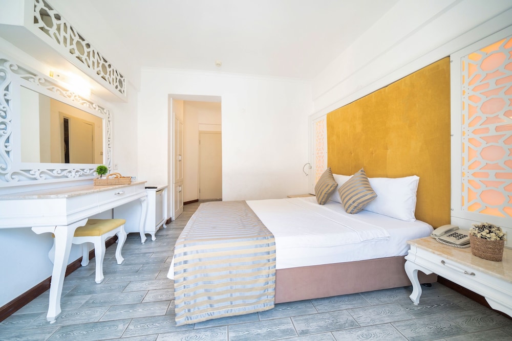 Ata Lagoon Beach Hotel 20/50