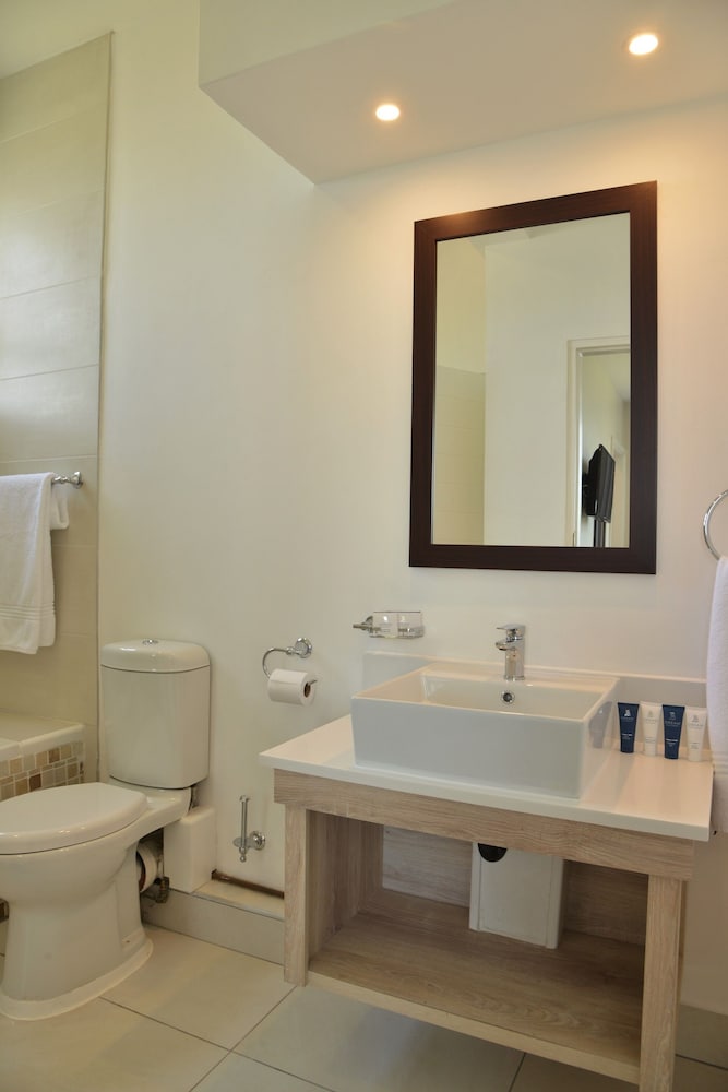 BLUE MARLIN HOTEL 36/84