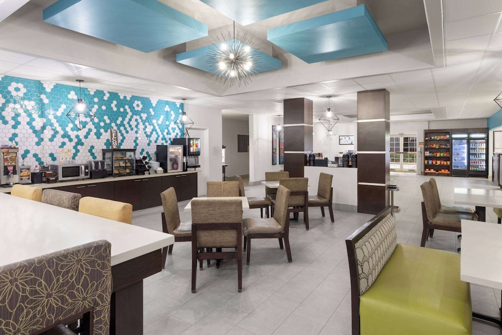 La Quinta Inn & Suites by Wyndham Angleton 36/50