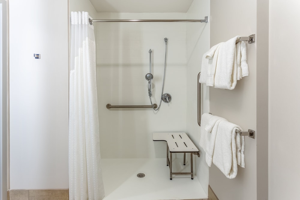 Holiday Inn Express Suites Springfield North 22/60