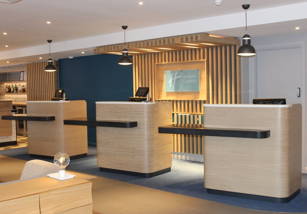 HOLIDAY INN EXPRESS KASSAM STADIUM 14/72