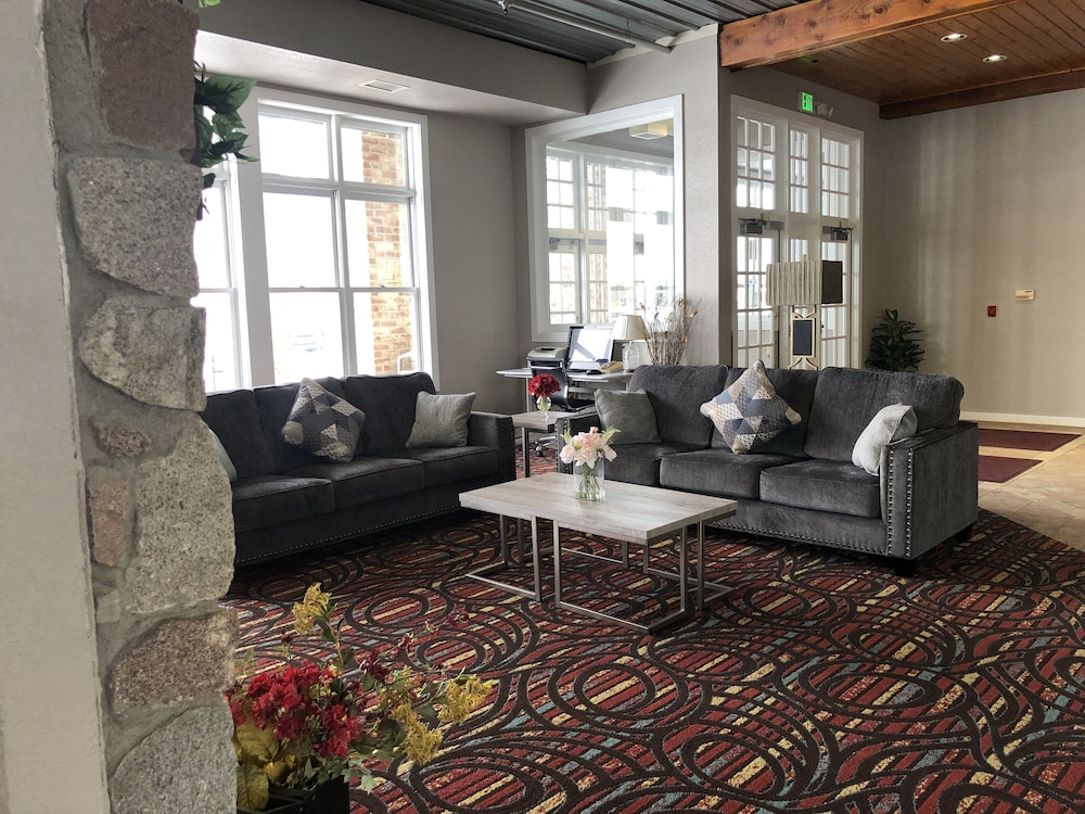 HomeTown Inn and Suites Belle Plaine 47/65