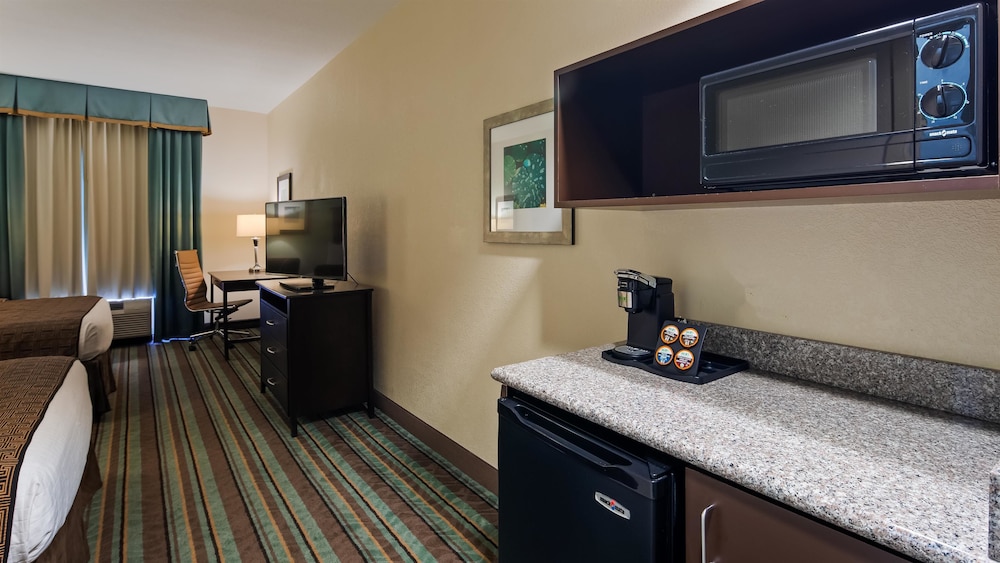 Best Western Plus Chain of Lakes Inn & Suites 8/32
