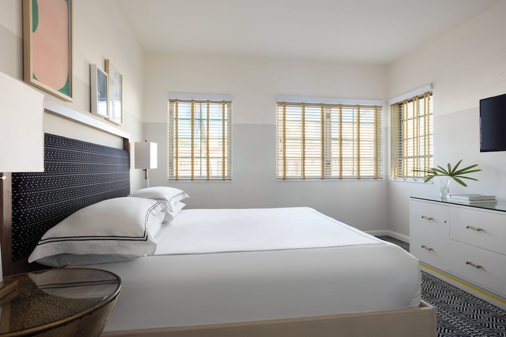 Kimpton Surfcomber Hotel 35/80