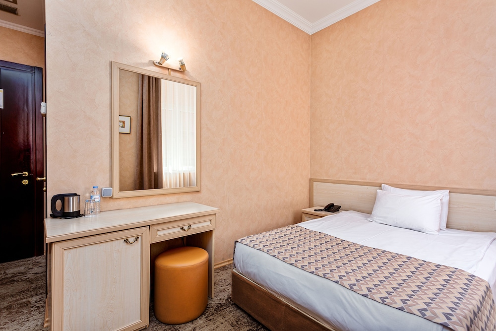ROOM, SINGLE