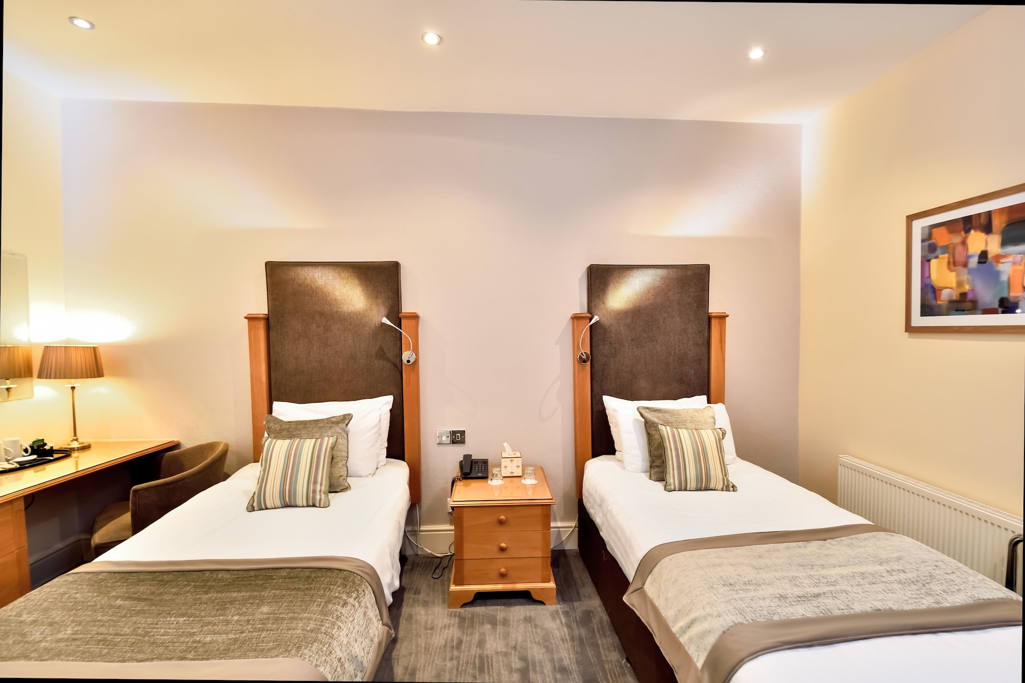 غرفة سوبيريور بسريرين منفصلين، Queens Court Hotel 3/7