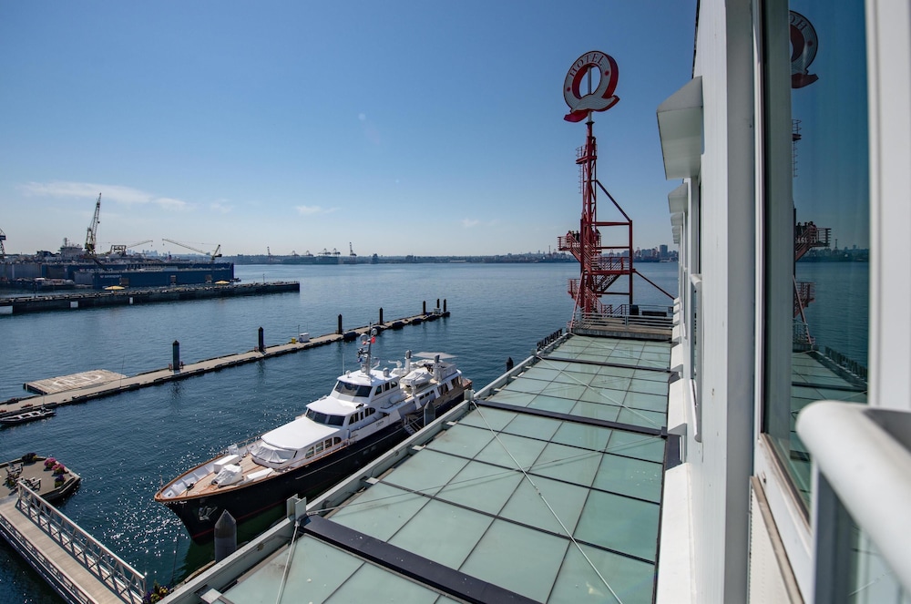 Lonsdale Quay Hotel 42/76