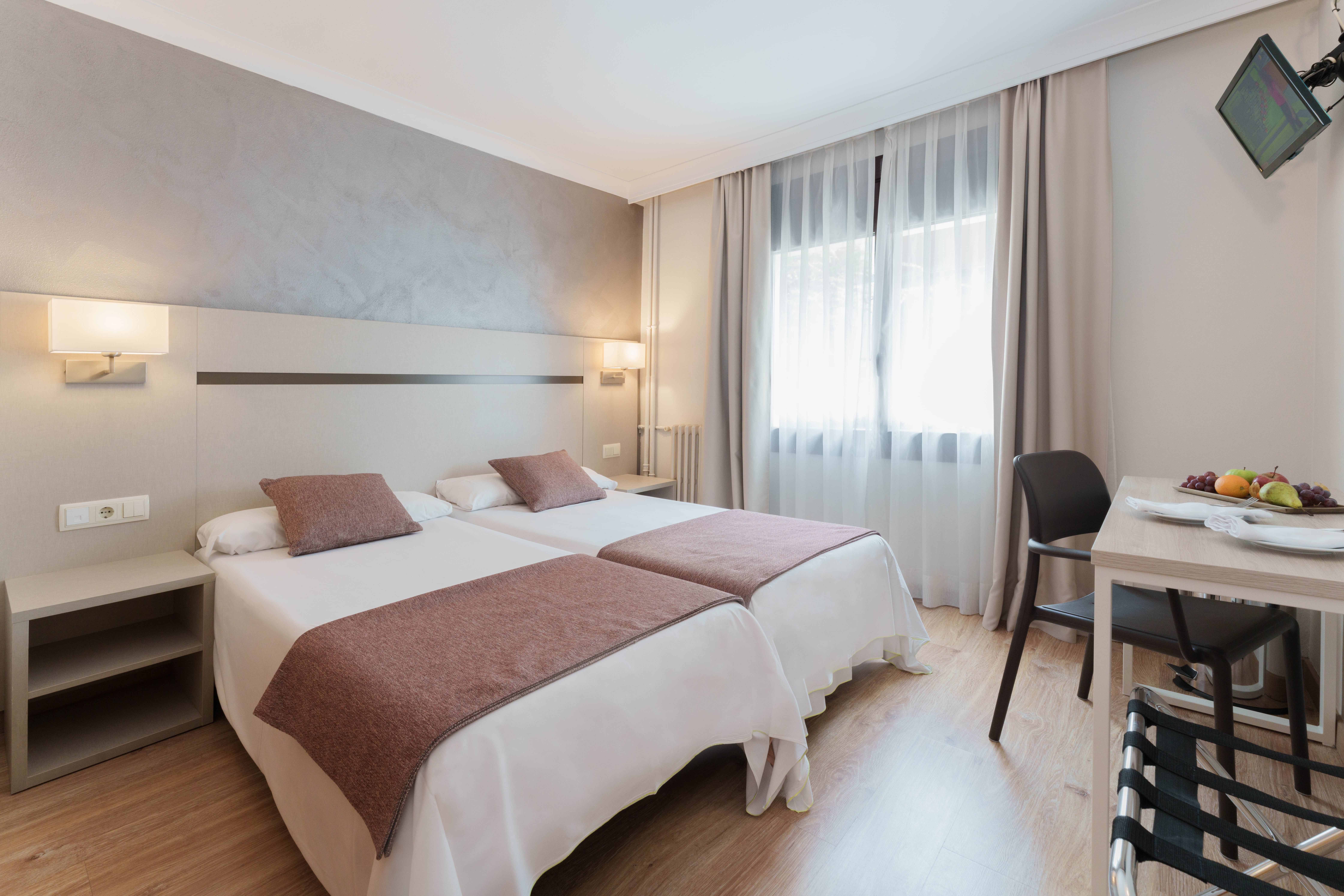 Plaza, Connecting, Double or Twin Bed