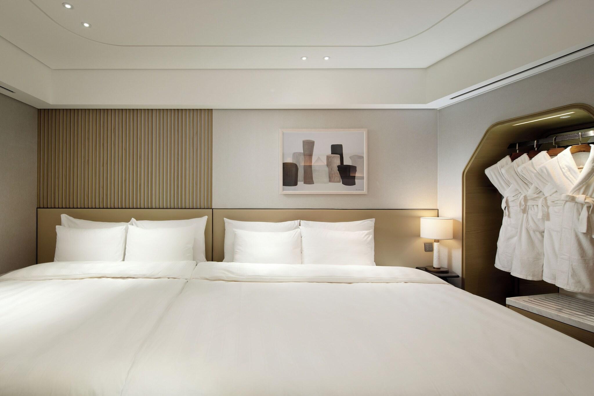Hollywood, Junior Suite, 2 Double Beds, King Bed, Single Bed