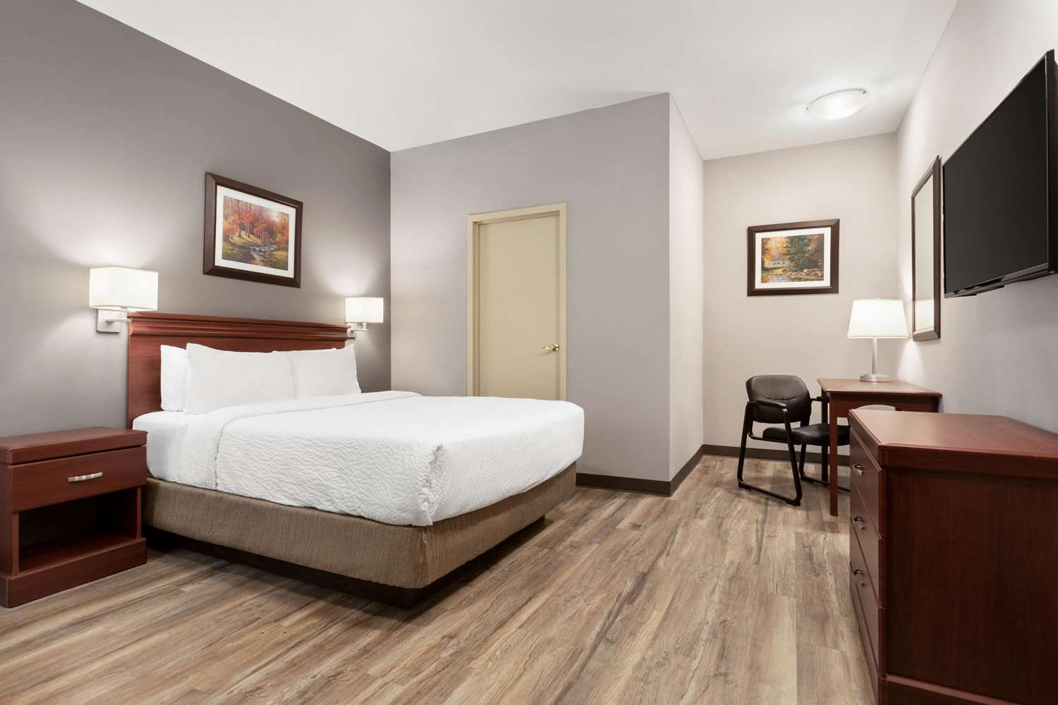Signature Inn & Suites Hamilton 11/20