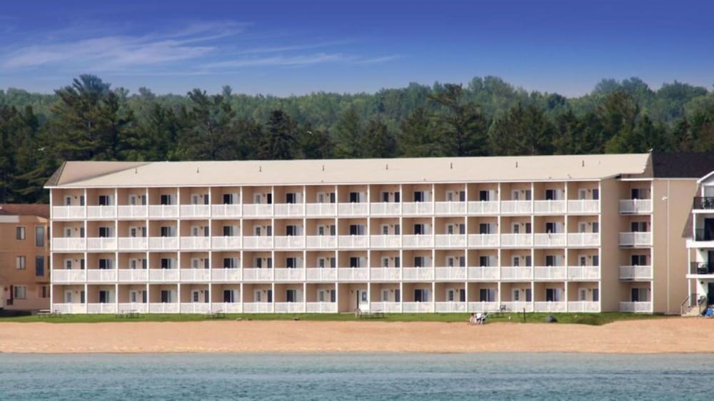 Mackinaw Beach & Bay Inn & Suites 4/51