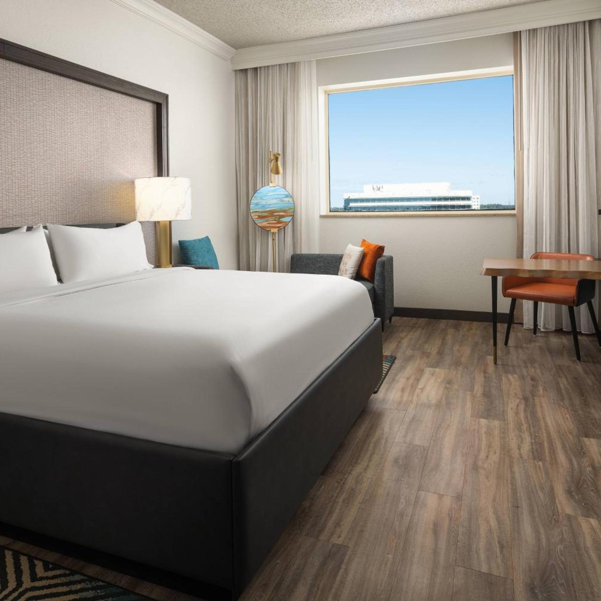 Guest Room, King Bed, Club Floor, High Floor