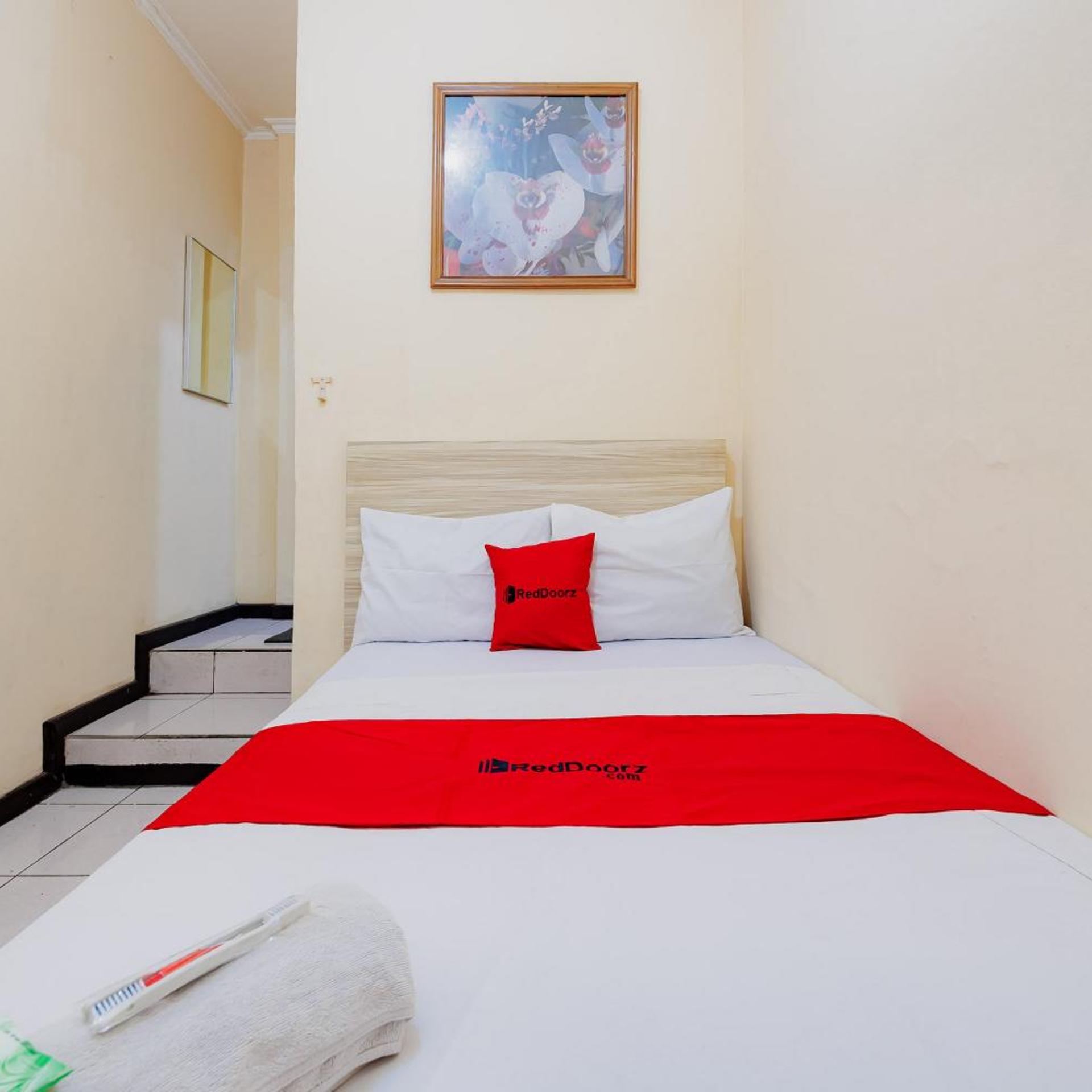 RedDoorz near Istana Plaza 2 17/50