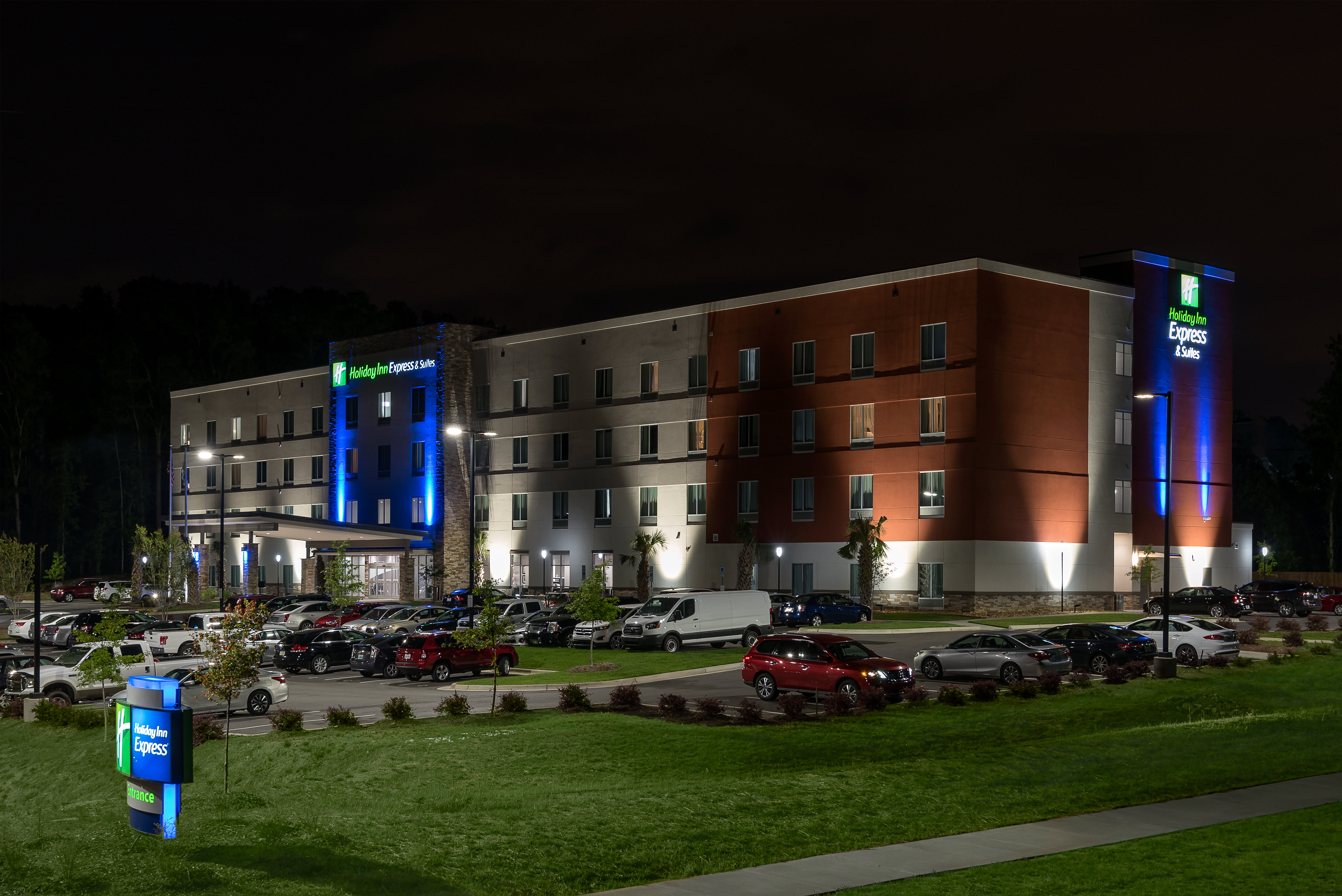 Holiday Inn Express And Suites Charlotte Airport 55/58