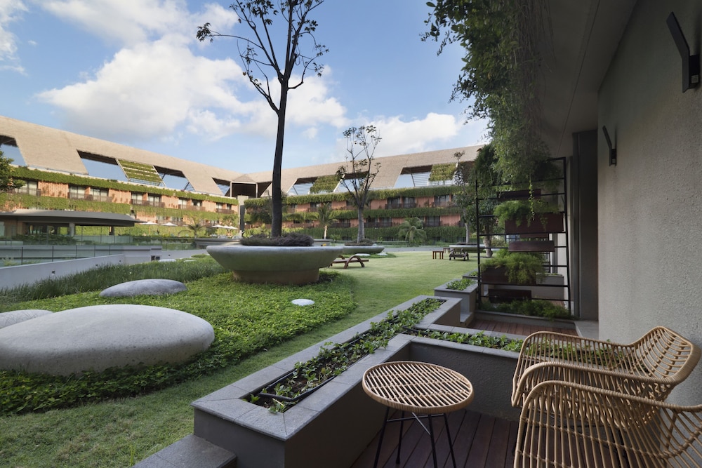 Yello Kuta Beachwalk Bali 40/50