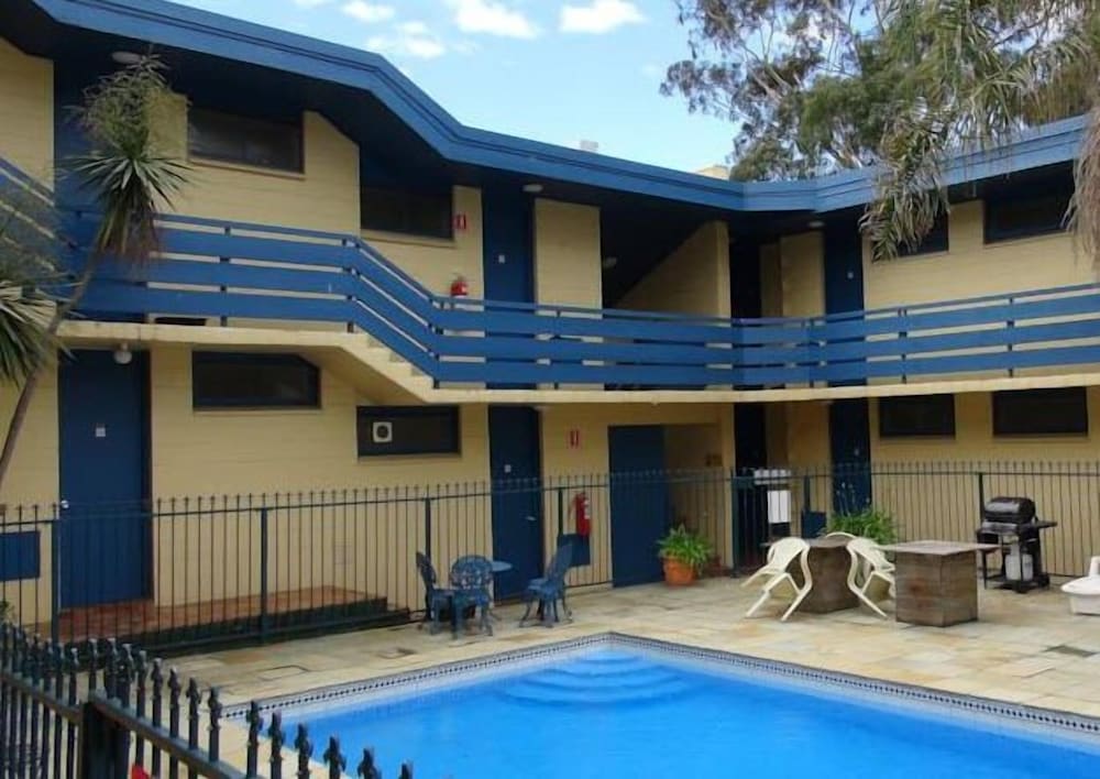Pathfinder Motel 4/50