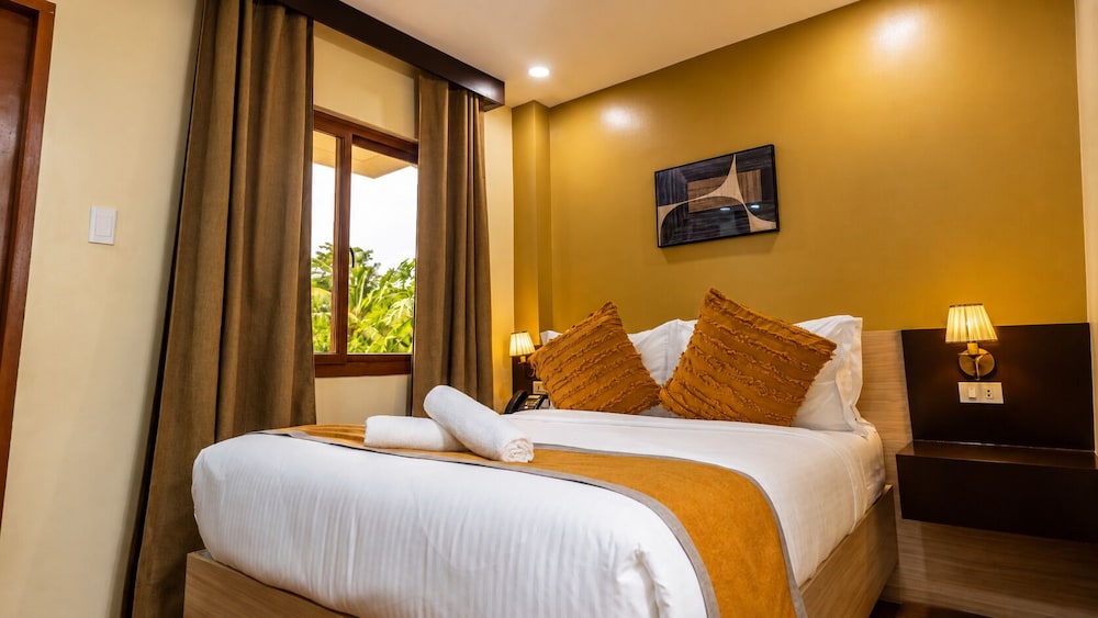 Hollywood Hotel Puerto Princesa 24/66
