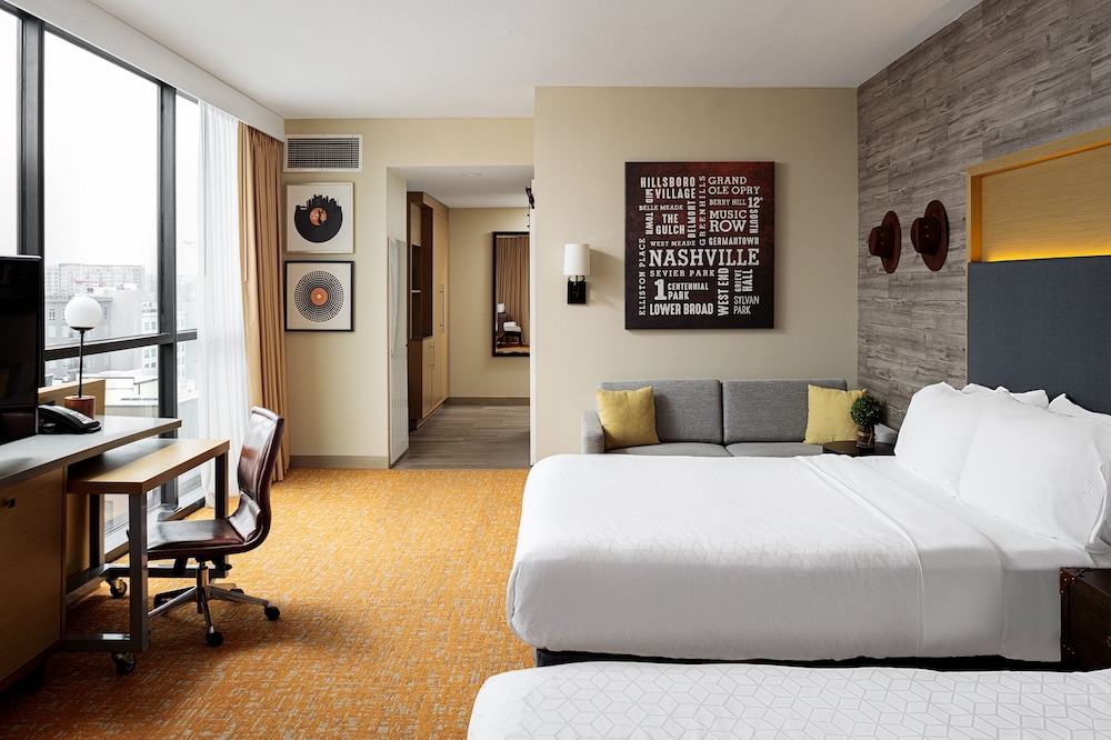 Holiday Inn & Suites Nashville Downtown Broadway 27/82