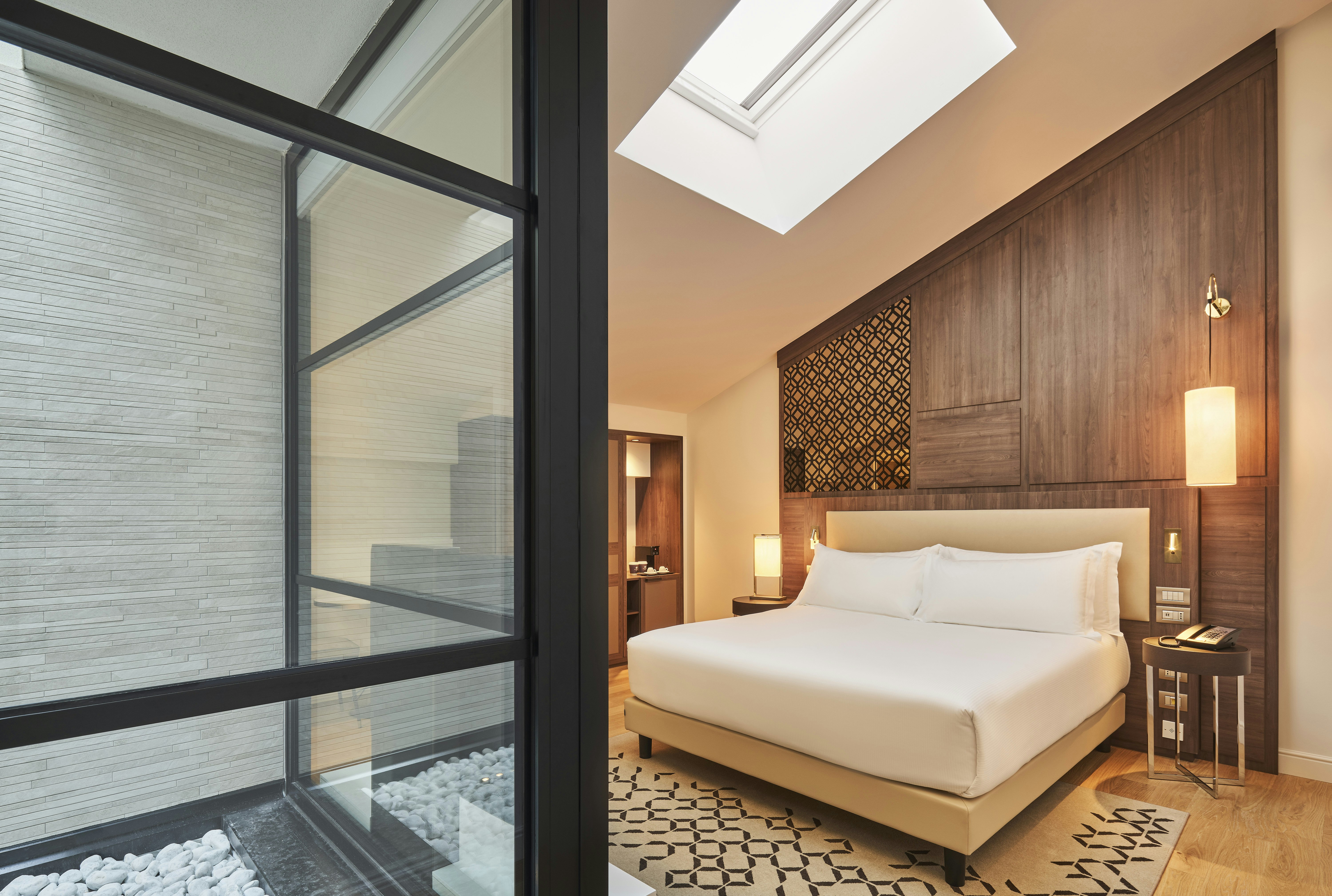 JUNIOR SUITE, KING BED