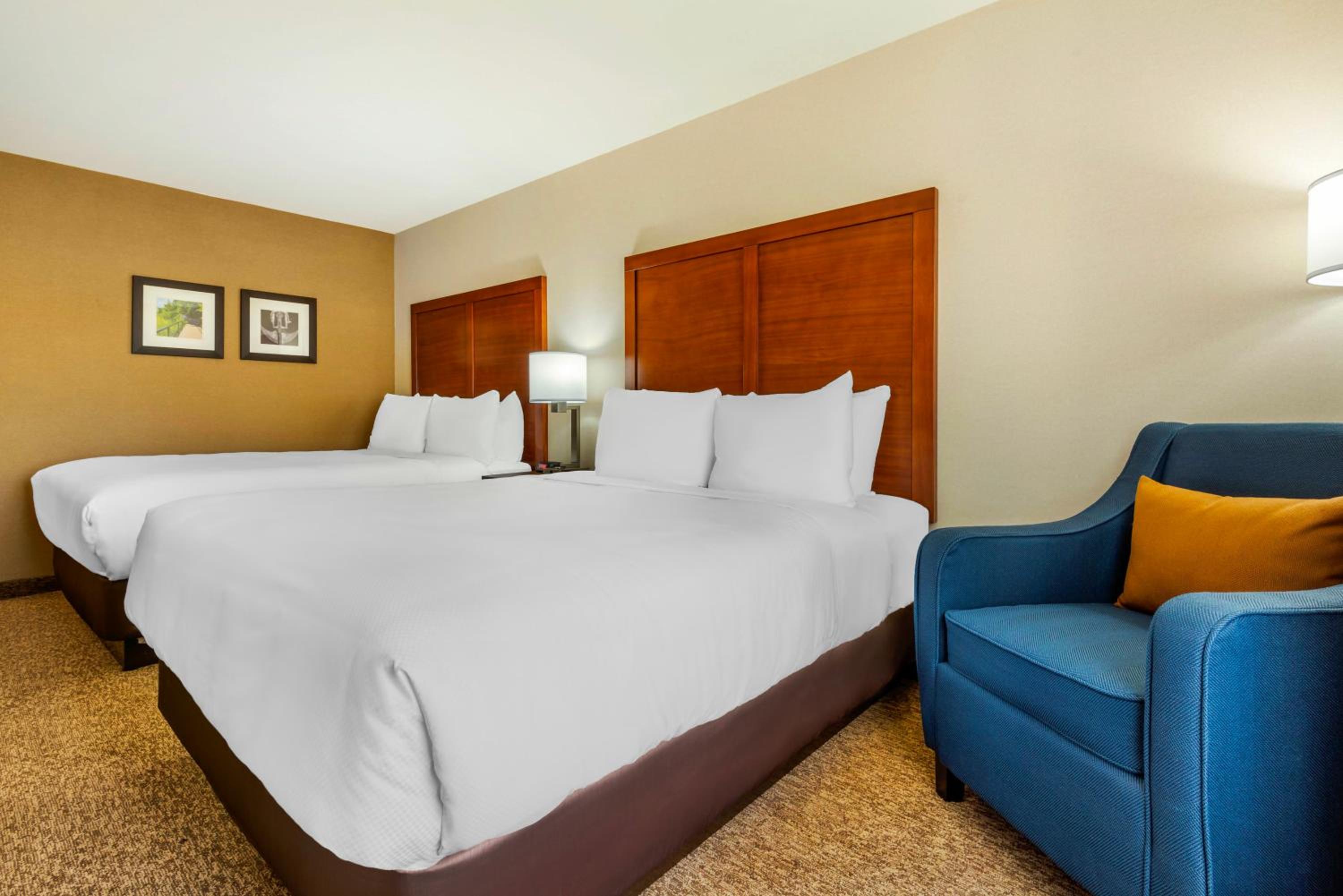 غرفة بسرير كينج وسريرين كوين، Comfort Inn & Suites Napanee, ON 2/9