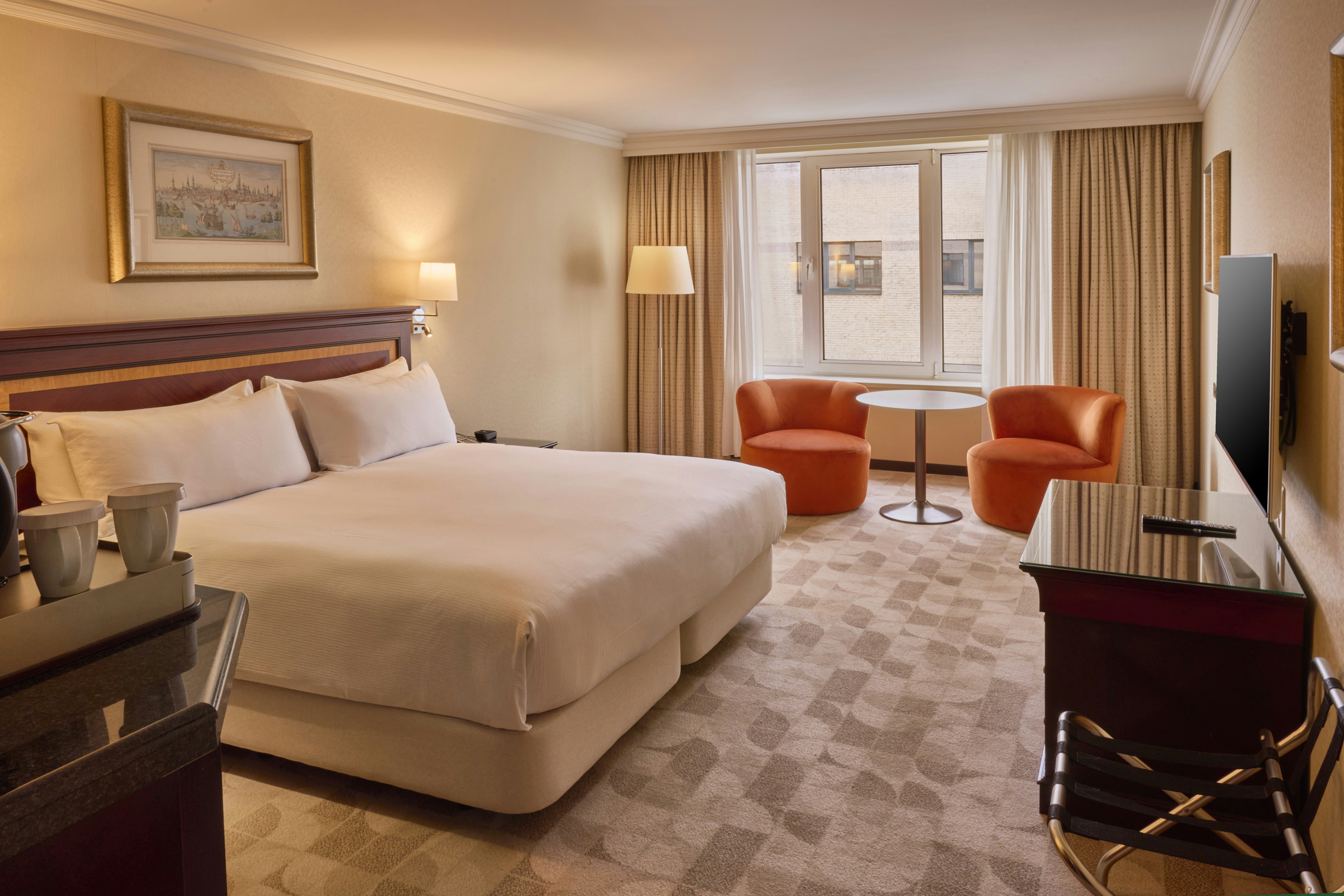 EXECUTIVE, KING BED