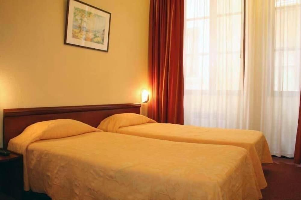 ROOM, TWIN BEDS