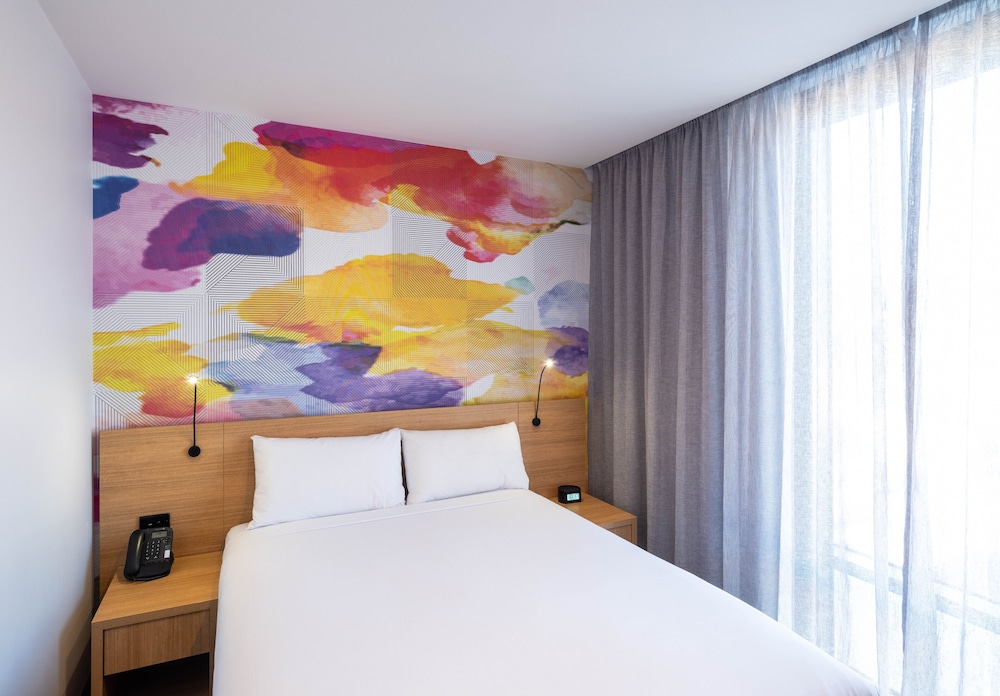 STANDARD, QUEEN BED, ACCESSIBLE