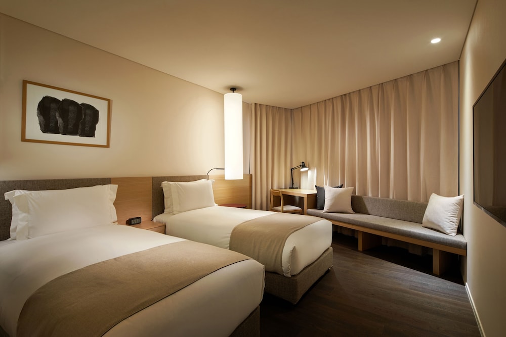 DELUXE, TWIN BEDS, VILLAGE VIEW
