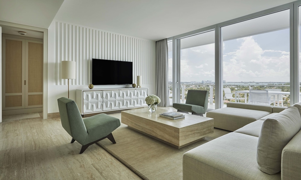 Four Seasons Hotel At The Surf Club 39/56