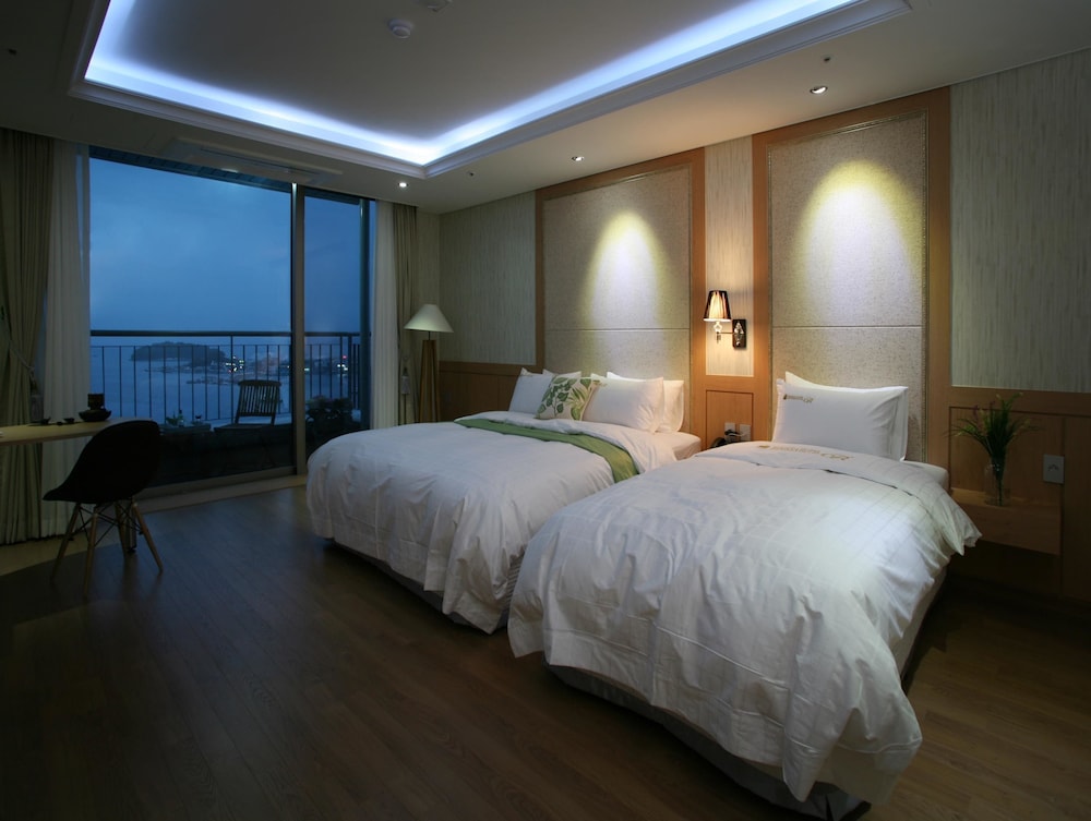 DELUXE, TWIN BEDS, OCEAN VIEW, TERRACE