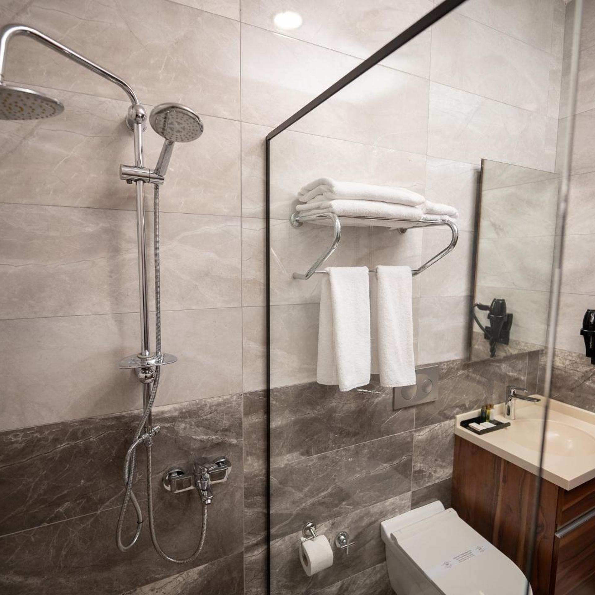 غرفة بسرير كينج بشرفة، Mari Suites Hotel 5/7