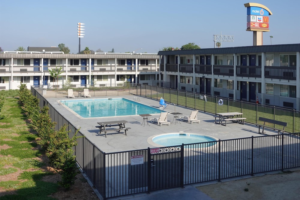 Motel6 Claremont, CA 10/54