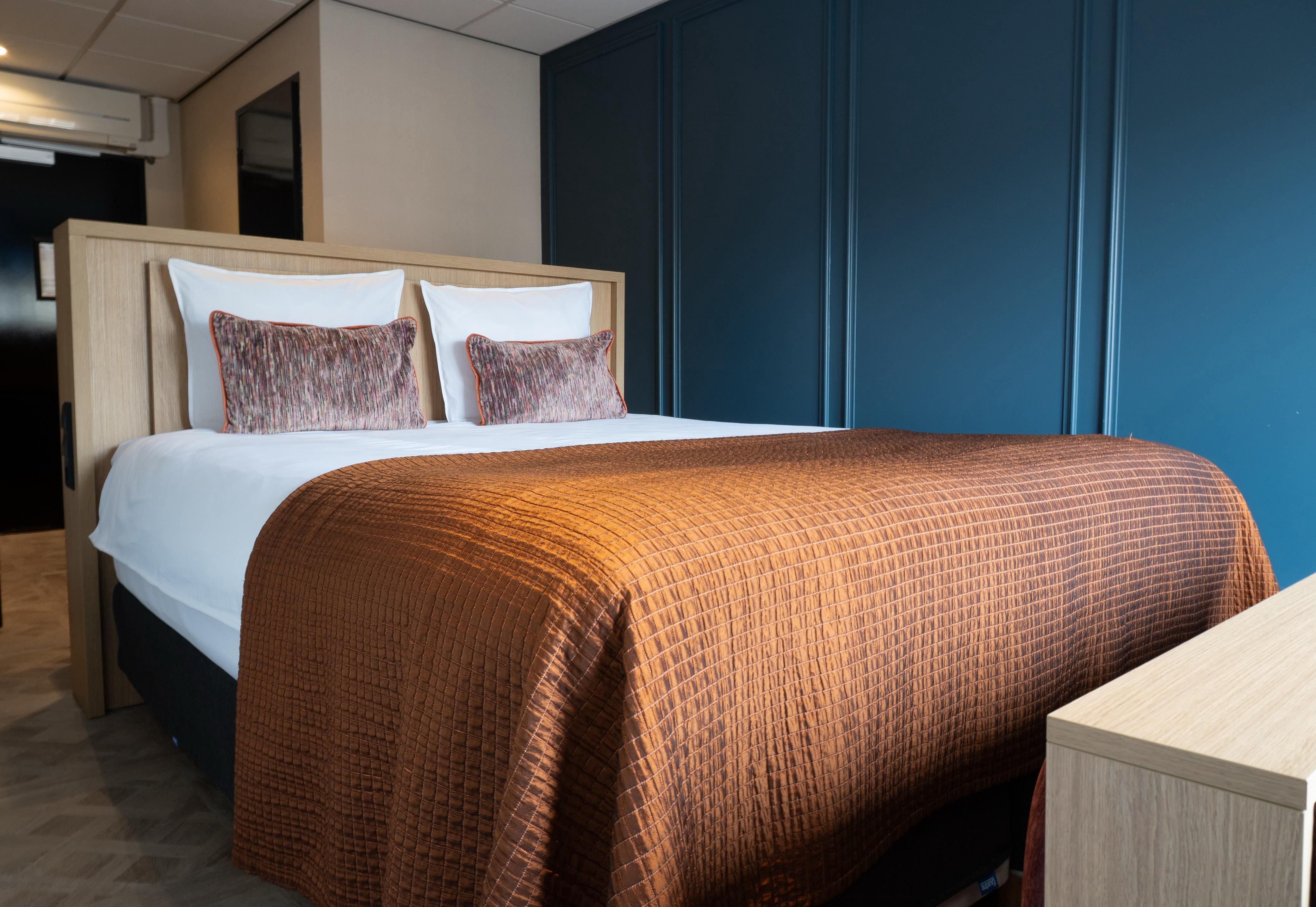 Compact, Double Bed, Canal View