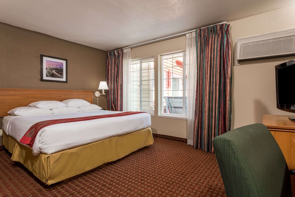 Ramada By Wyndham Portland 6/35