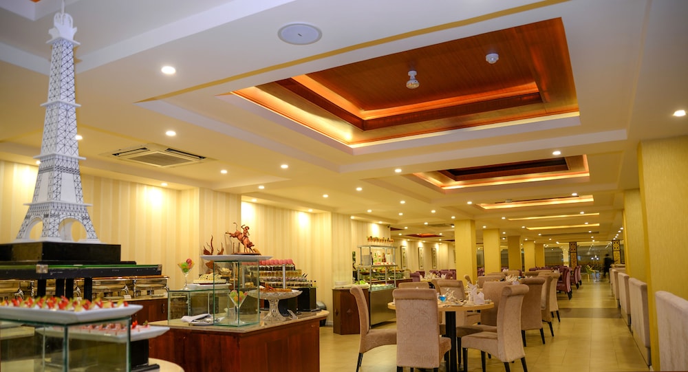The Grand Kandyan Hotel 57/70
