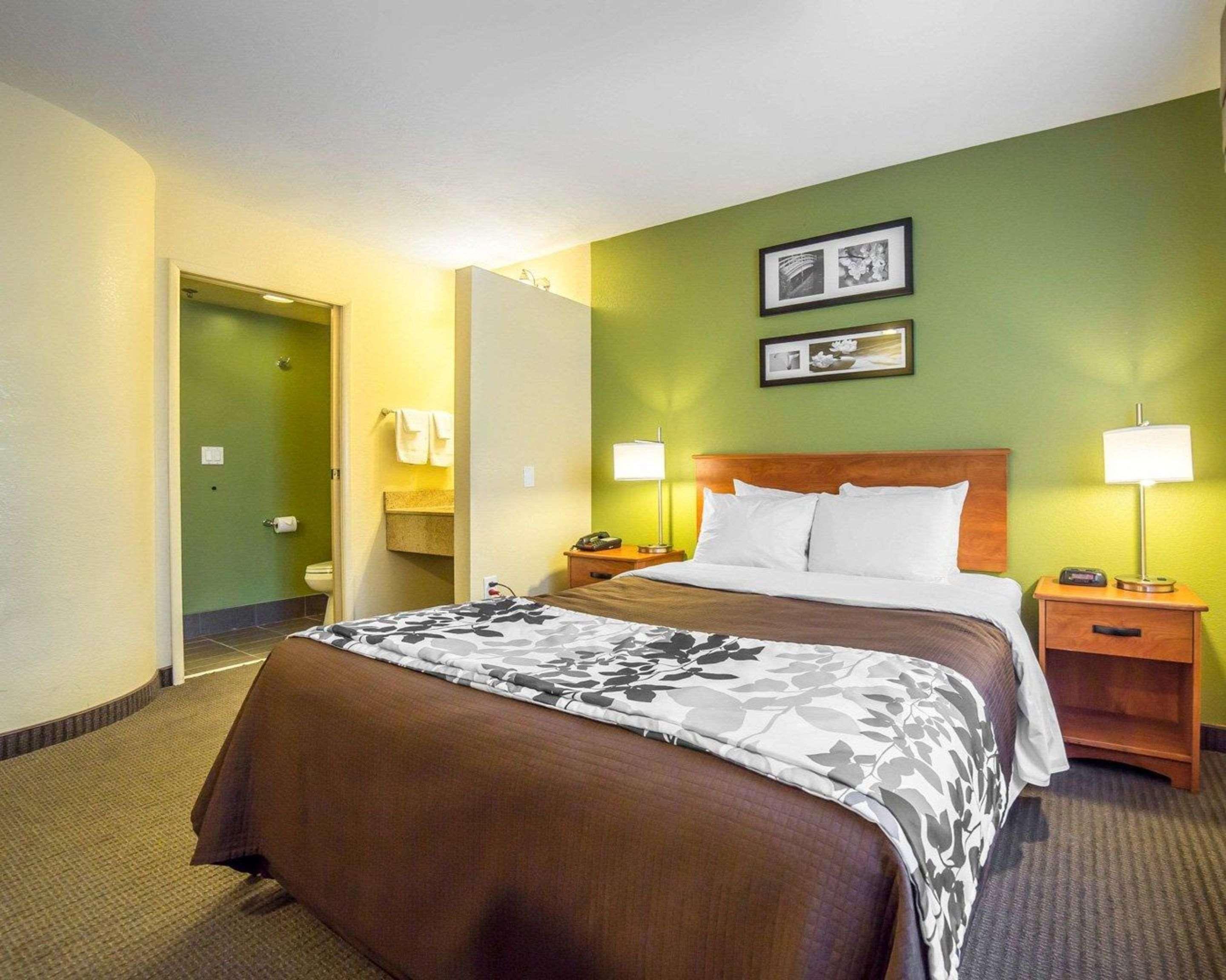 ROOM, QUEEN BED