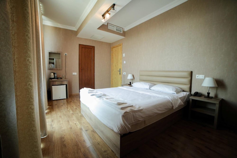 L PLAZA HOTEL 25/63