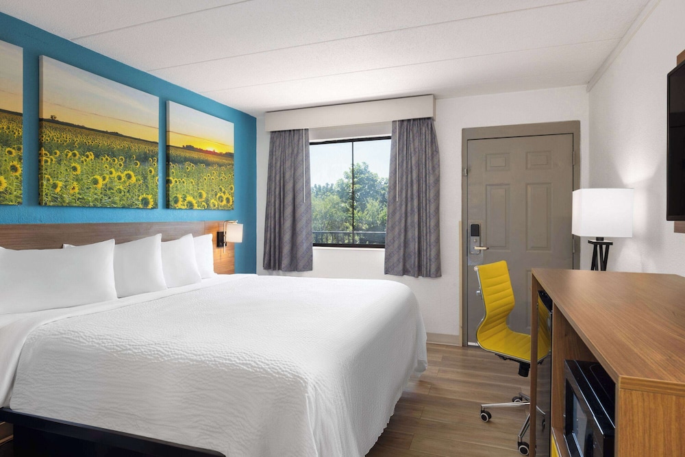 ROOM, KING BED
