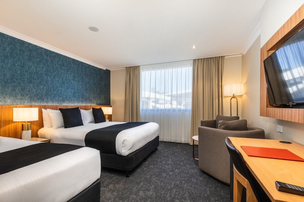 DELUXE, 1 QUEEN AND 1 SINGLE BED