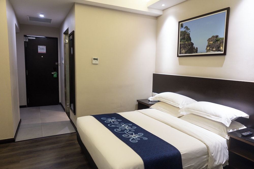 Standard, Queen Bed, No Window