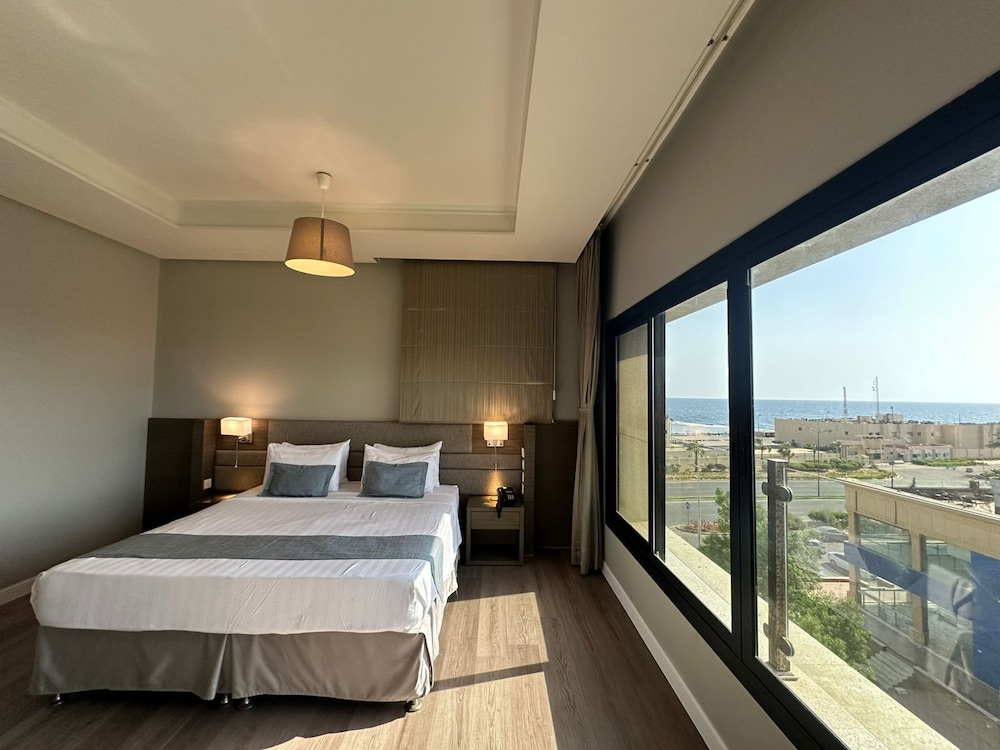 كورنيش لورين سويتس(Loren Suites Corniche) 18/50