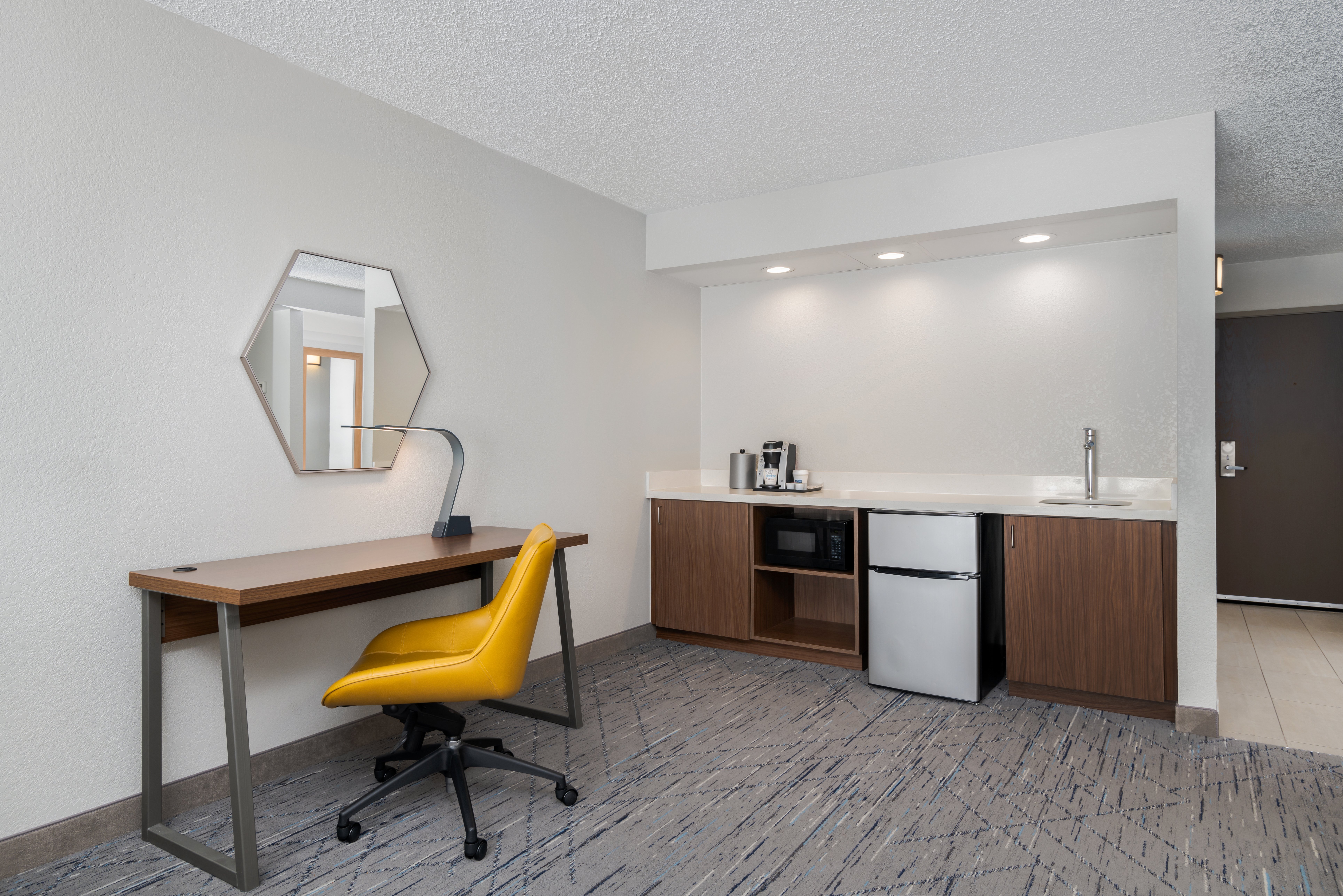 Holiday Inn Express Hotel Suites Bentonville 64/68