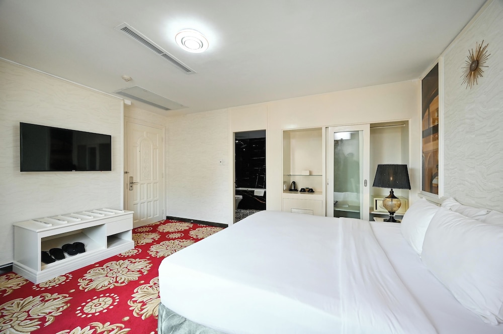 California Saigon Hotel & Rooftop Pool 19/50