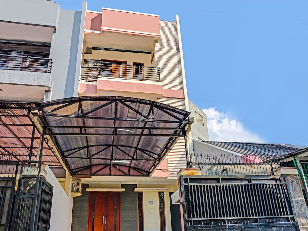 Super OYO 91535 J&b Rooms Tomang in JAKARTA