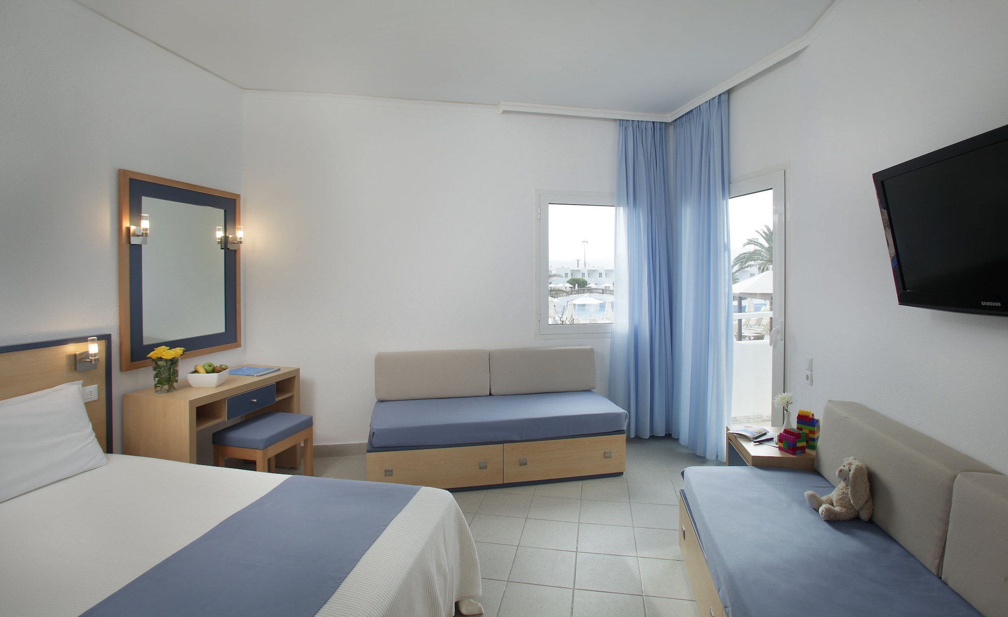 غرفة بسرير كوين بإطلالة جزئية على البحر مع أريكة، Atlantica Ocean Beach Resort 6/10