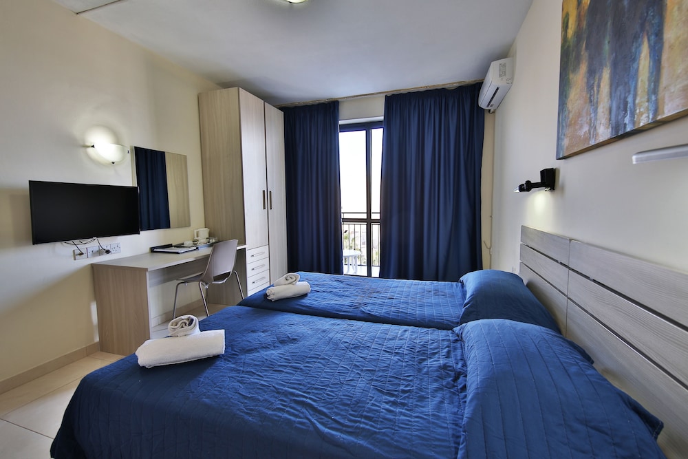 غرفة ثلاثية بثلاثة أسرّة بغرفة نوم واحدة