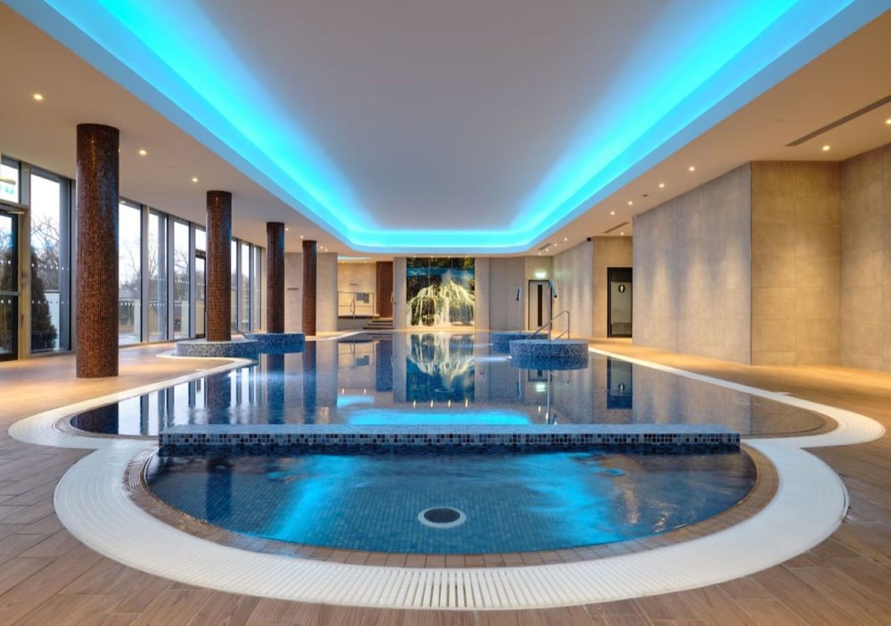 MANOR HOUSE COUNTRY HOTEL 34/56