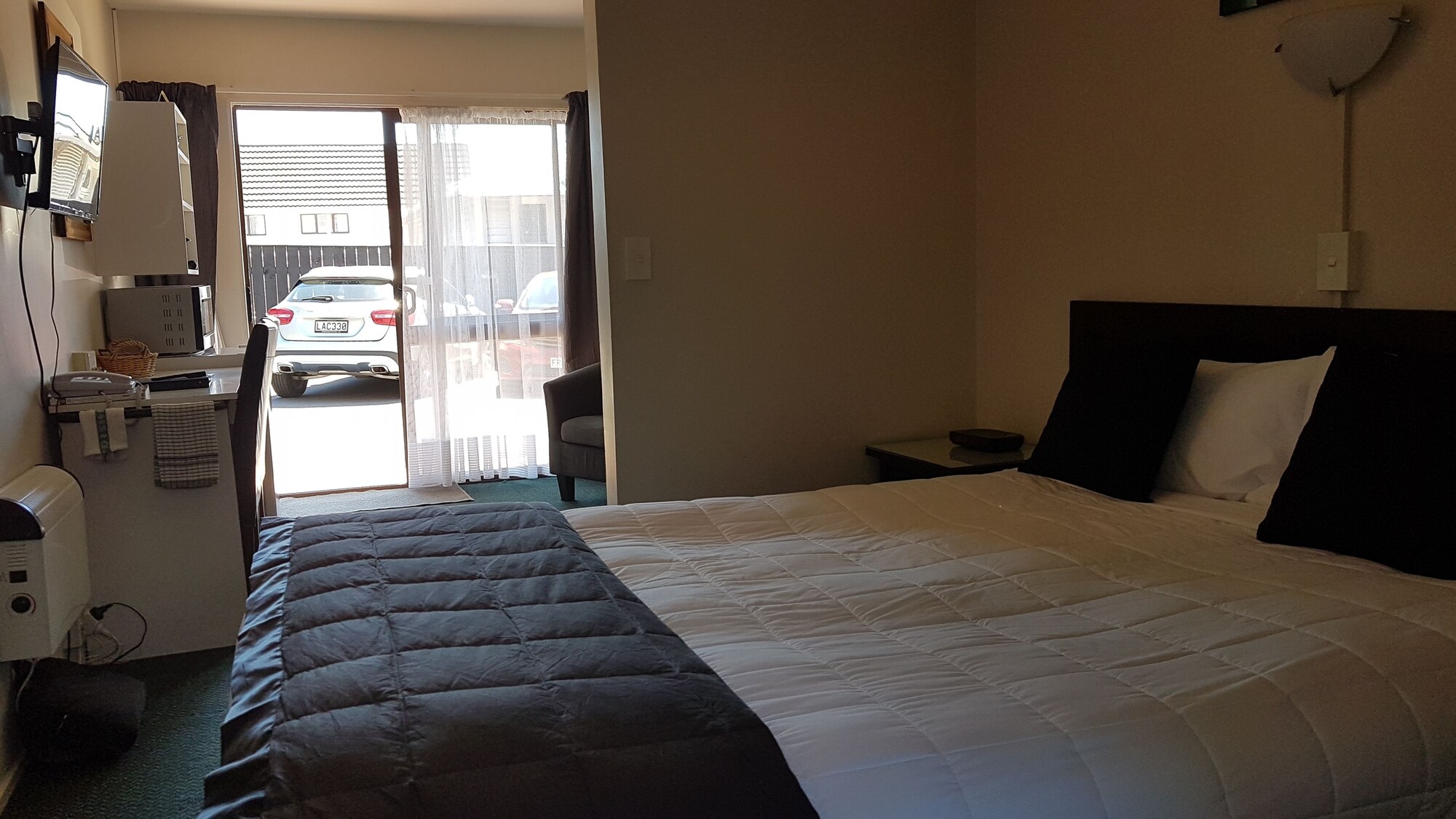STUDIO, QUEEN BED