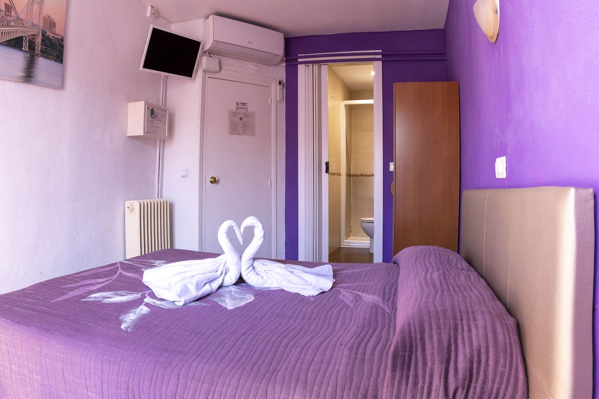 ROOM, DOUBLE BED
