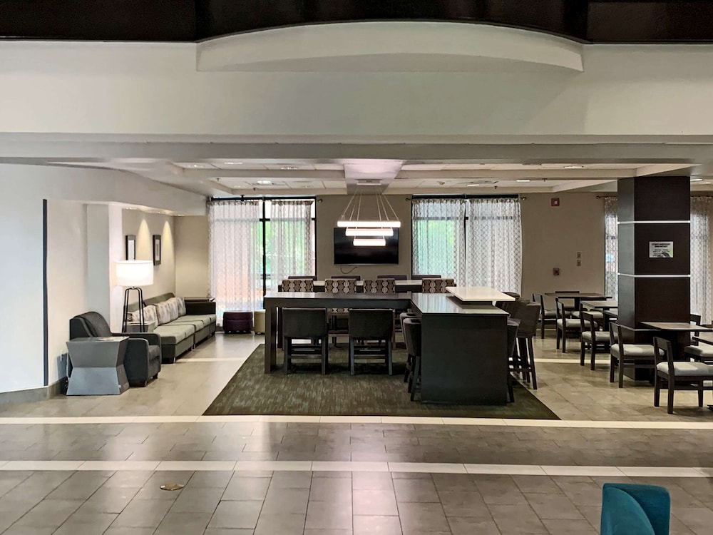 Comfort Inn & Suites Columbus North 26/35
